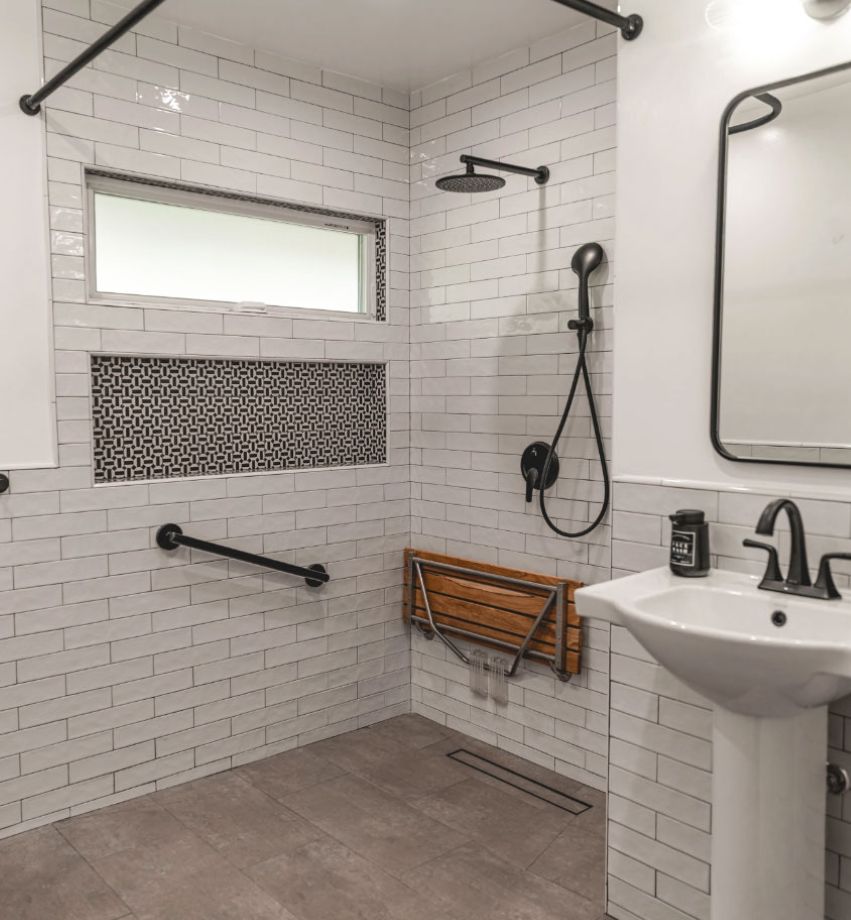 Modernes Badezimmer mit bodengleicher Dusche und Bodenverlegung von Feld Fußbodensysteme.